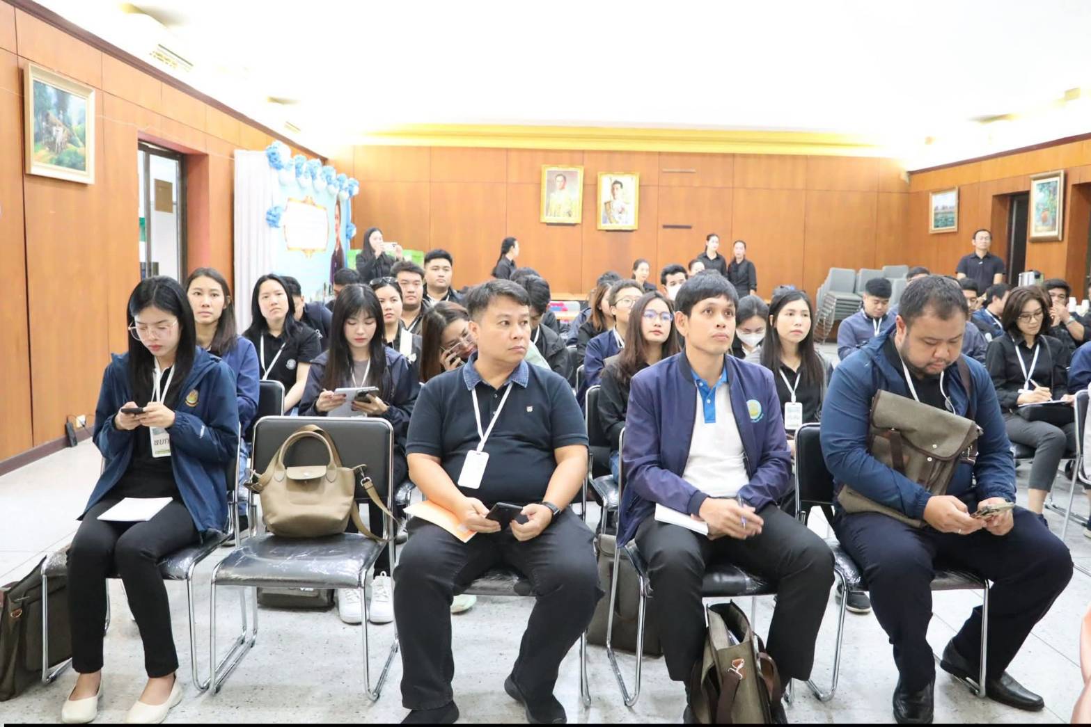 title - นางสาวสิริมา แจ้งกระจ่าง ผู้อำนวยการศูนย์ส่งเสริมและพัฒนาอาชีพเสริมนอกภาคการเกษตร ให้การต้อนรับบุคลากรในโครงการฝึกอบรมเชิงปฏิบัติการ หลักสูตรนักบริหารการชลประทานระดับต้น รุ่นที่ 30 ณ ศูนย์ส่งเสริมและพัฒนาอาชีพเสริมนอกภาคการเกษตร (ศูนย์ศิลปาชีพ บางไทรฯ (เดิม))